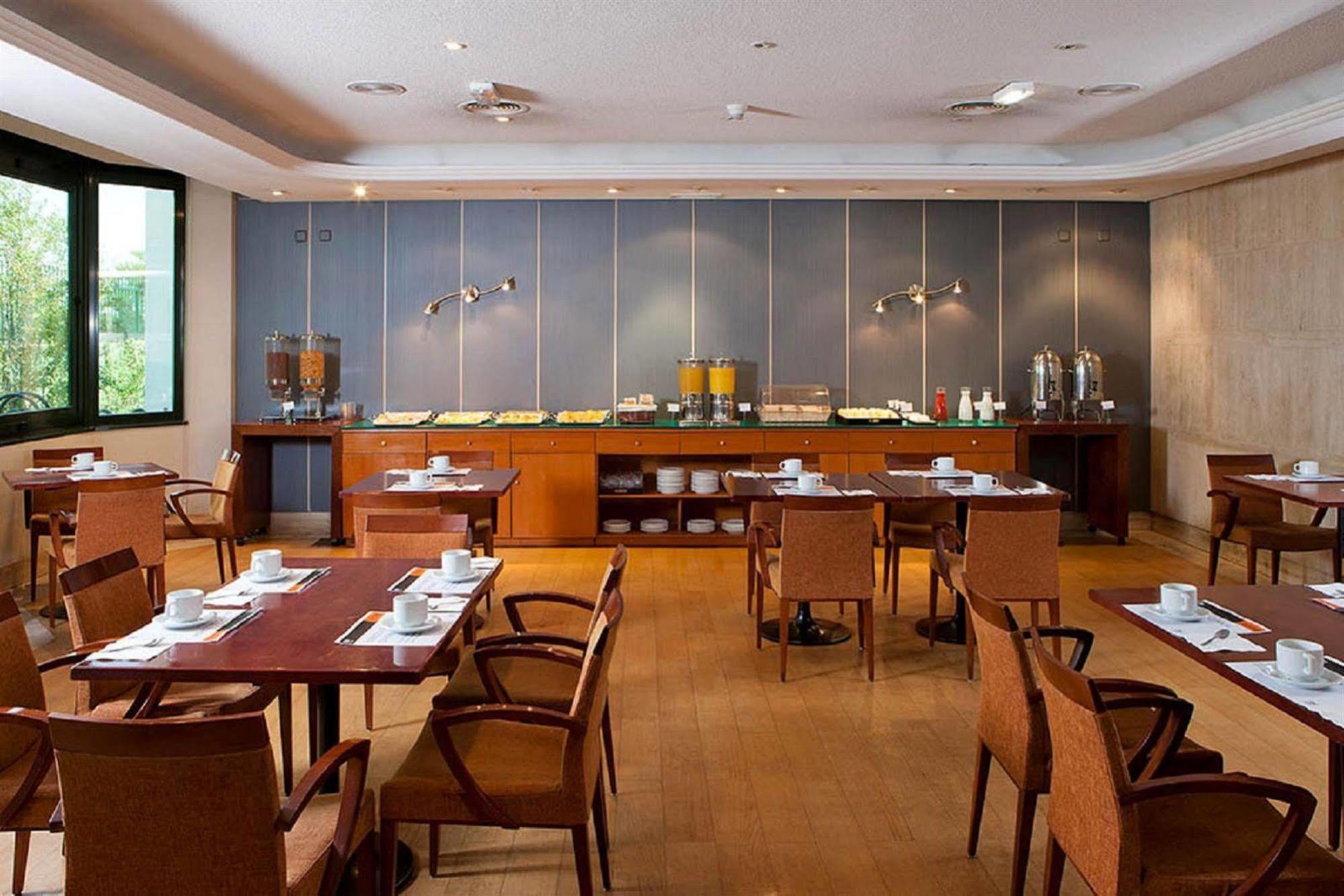 Apartamentos Th Las Rozas Restaurant photo