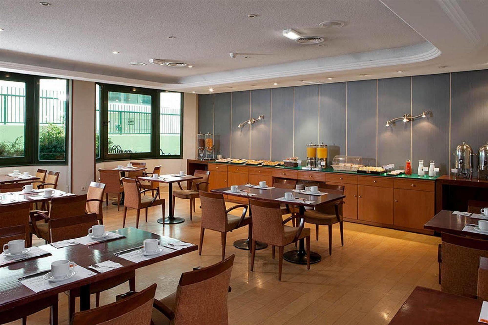Apartamentos Th Las Rozas Restaurant photo
